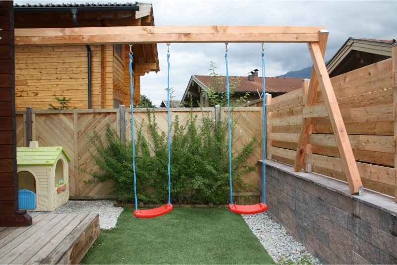 Dubbele-schommel-en-speelhuisje