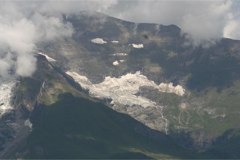 Grossglockner-Hochalpenstrass-naar-beneden-kijken-op-een-gletsjer