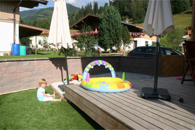 Veilig-en-beschut-spelen-in-de-omheinde-tuin